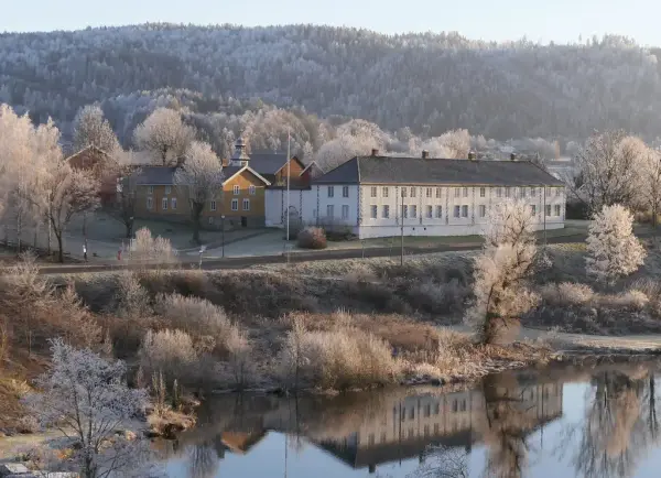 Utsyn over Vestfosselva og Fossesholm Herregård, en kald morgen med rimfrost.