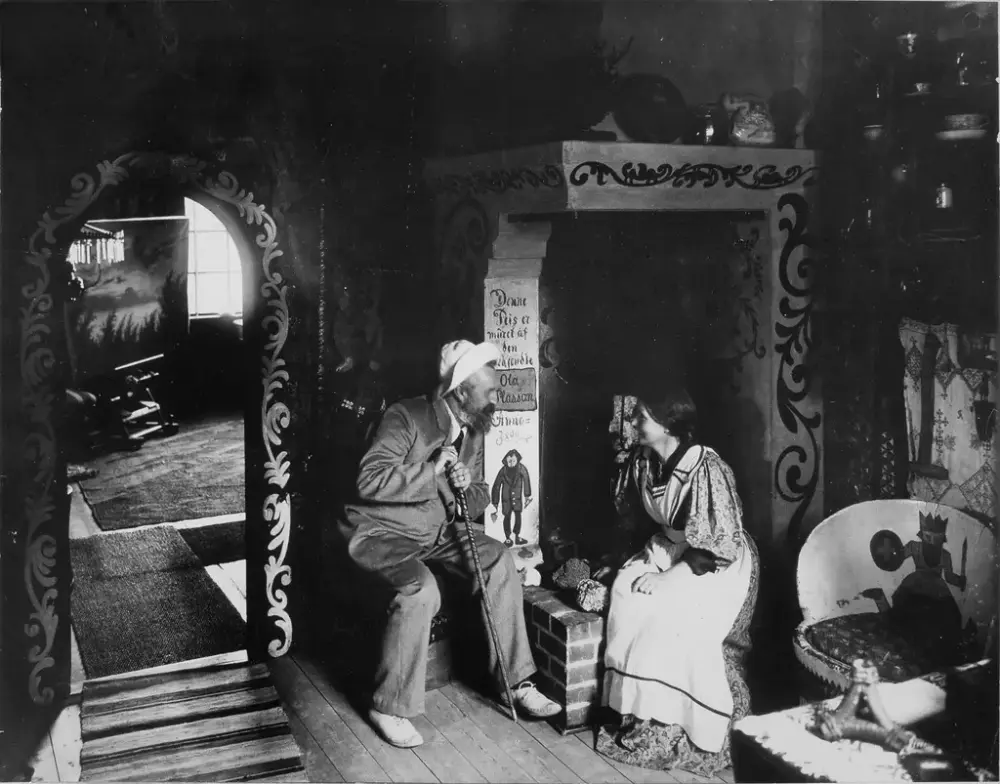 Theodor og Inga i peisestua