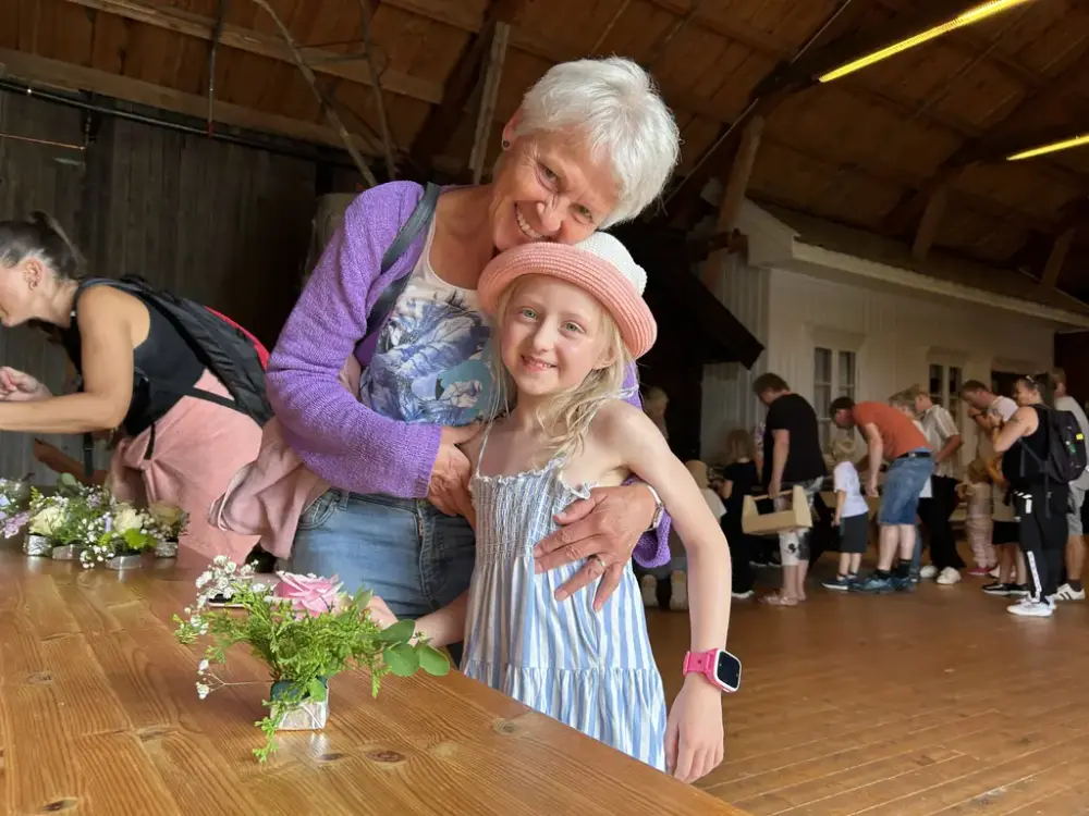 Bestemor med barnebarn under en aktivitetsdag på Fossesholm Herregård.