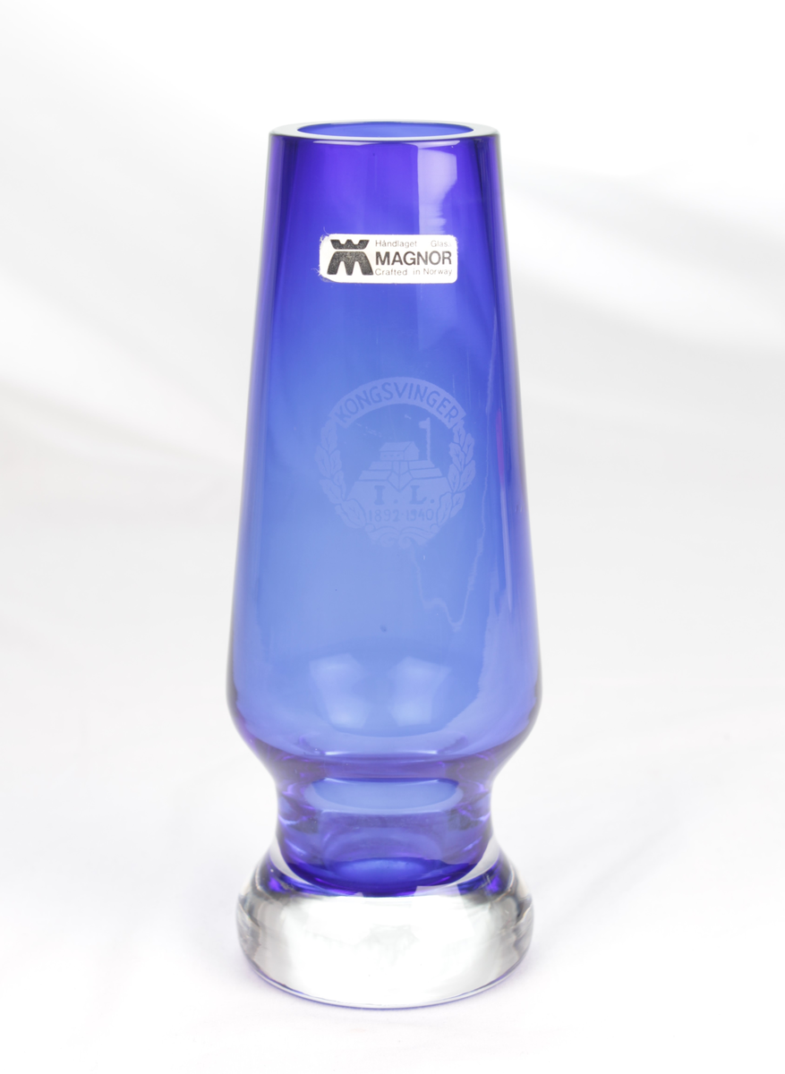 Vase i blått glass fra Magnor Glassverk med logoen til Kongsvinger idrettslag.