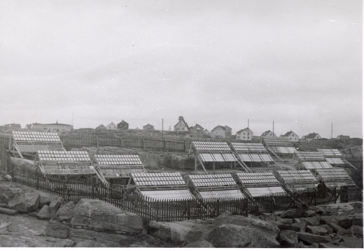 SOABS testanläggning ca 1934-1935. Den var uppsatt på Kleven på Smögen. På Kleven stod de kvar till senare delen av 60-talet. Mästerlotsen Douglas Stranne (1900-1954) 1900-1954,hade hand om den anläggningen. Rivningen ombesörjde sedan av Tolle Tollesson och hans son Håkan Tollesson på Smögen islutet av 1960-talet. Tolle rev och jag bar ner all träbråte från berget till sin eka.Tollesson fick behålla virket om han rev anläggningen. Det räckte både till att bygga en brygga och till ett staket. Det blev rätt många turer med ekan från Kleven till Hasselösund innan allt var bortforslat.