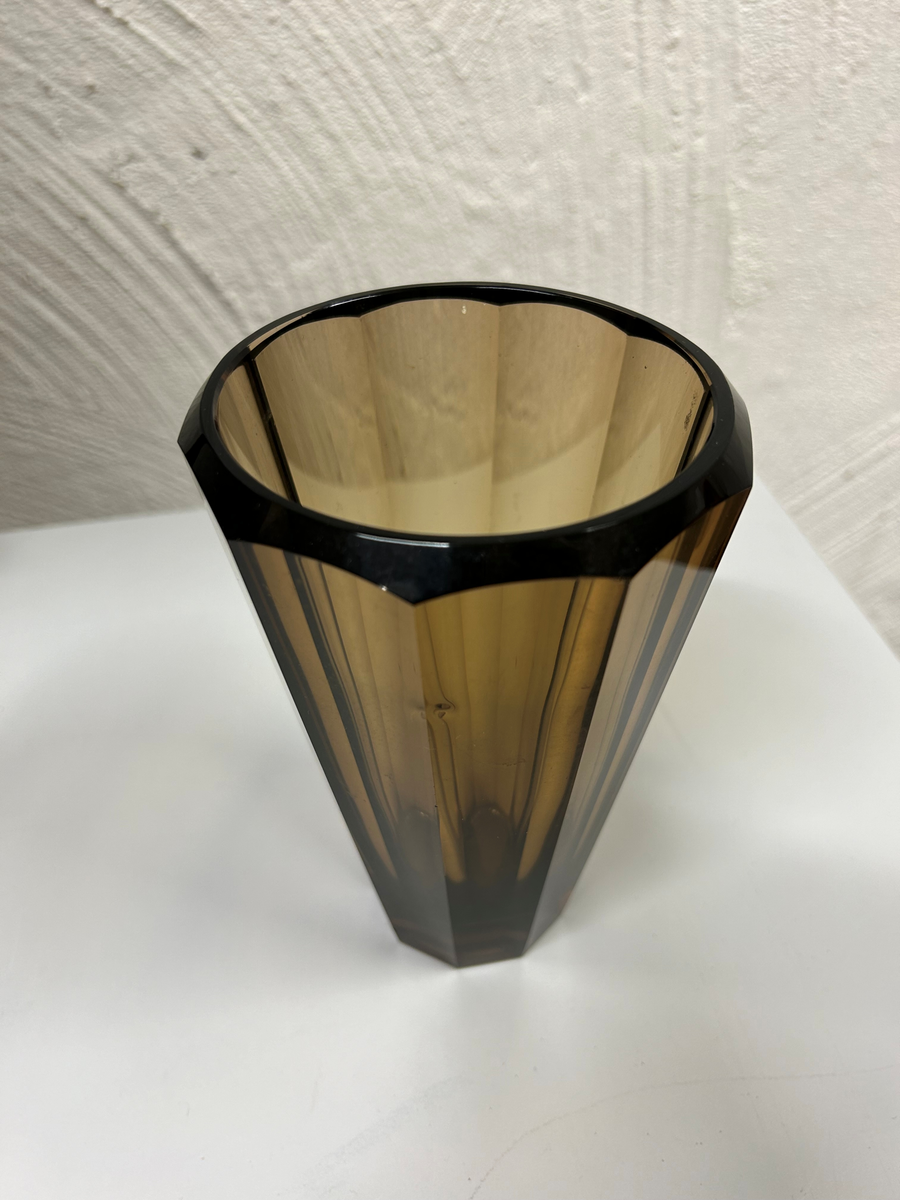 Vas av bruntonat glas, konisk med fasettslipade kanter, avfasad mynningskant.