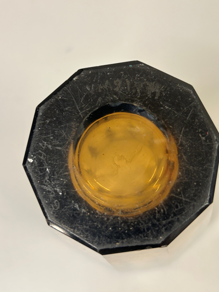 Vas av bruntonat glas, konisk med fasettslipade kanter, avfasad mynningskant.