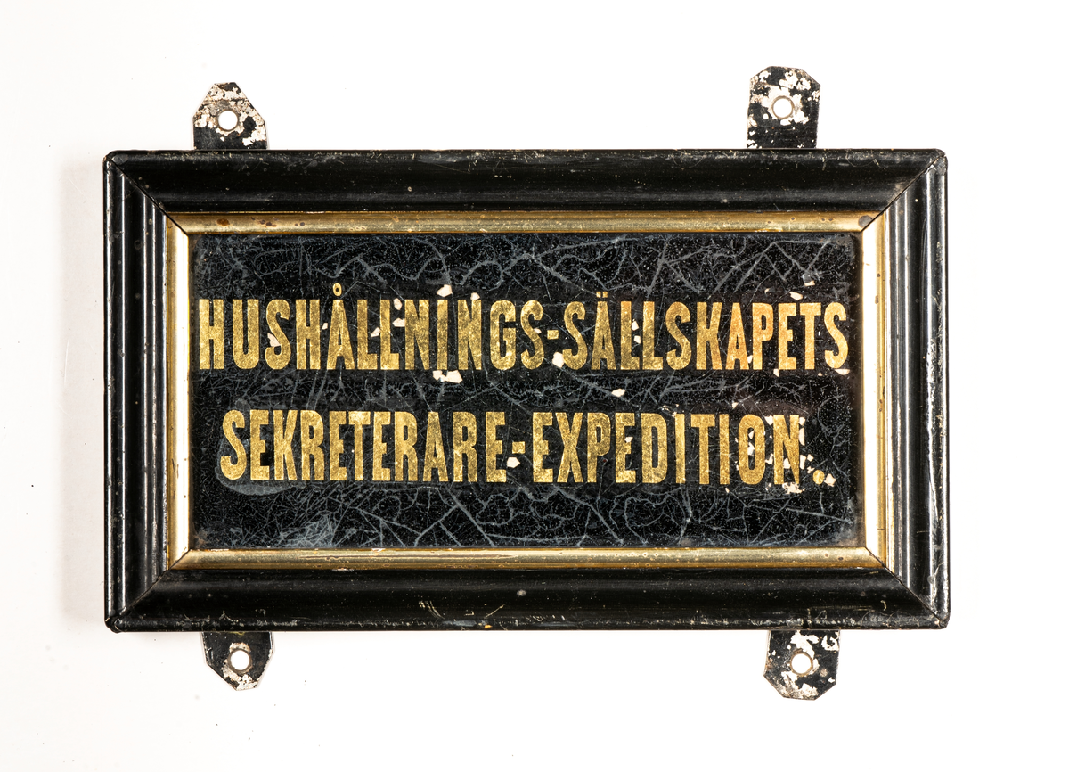 Dörrskylt: "Hushållnings-sällskapets sekreterare-expedition".