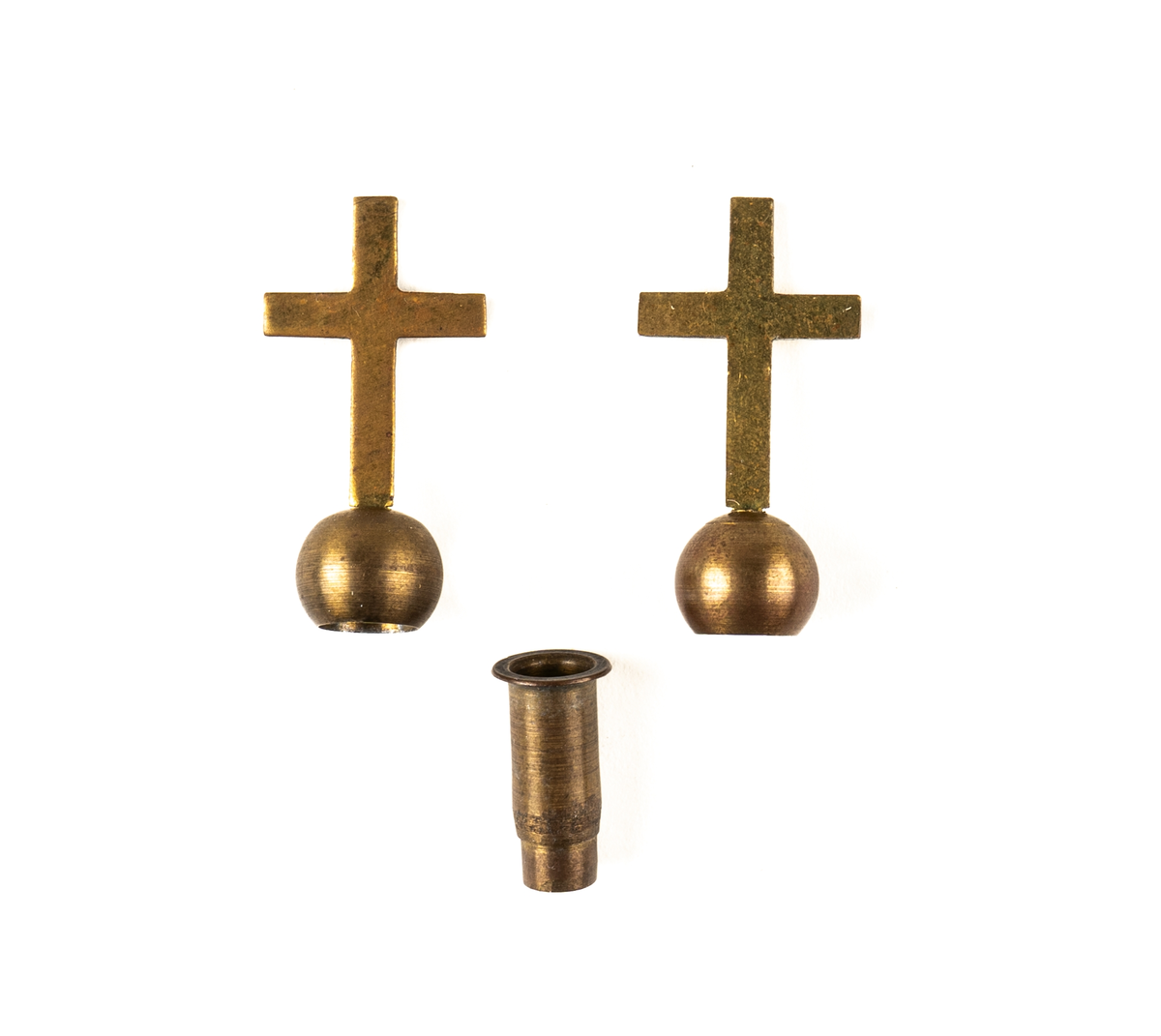 Juldekoration (änglaspel) i form av en kyrka. Vita väggar med grönt tak och spira, röd plast för fönster. Fungerar som ett änglaspel.

Föremålet är omonterat i sin tillhörande pappkartong.