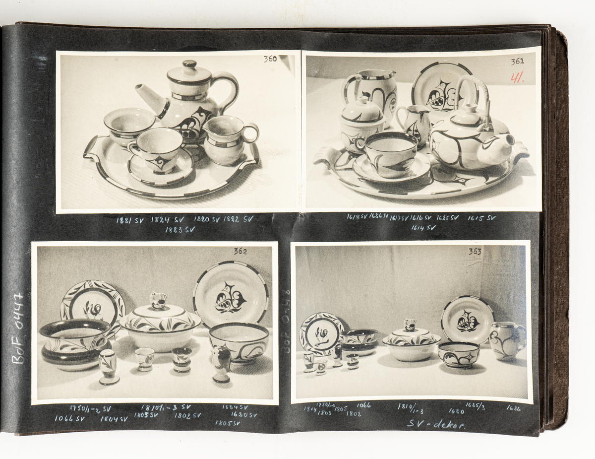 Fotoalbum från Bobergs Fajansfabrik. Innehåller foton på keramikföremål från fabriken med information. Bruna pärmar i papp, bunden med svart snöre i ryggen, vit etikett på framsidan med text "ALBUM 3 KORT 214 -400 B".
Märkt på framsidan i vitt "Nr 3".