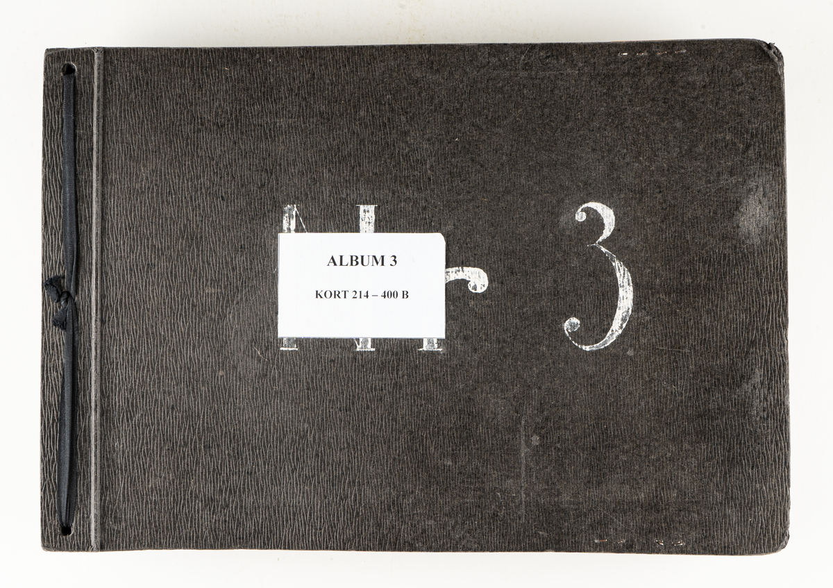 Fotoalbum från Bobergs Fajansfabrik. Innehåller foton på keramikföremål från fabriken med information. Bruna pärmar i papp, bunden med svart snöre i ryggen, vit etikett på framsidan med text "ALBUM 3 KORT 214 -400 B".
Märkt på framsidan i vitt "Nr 3".