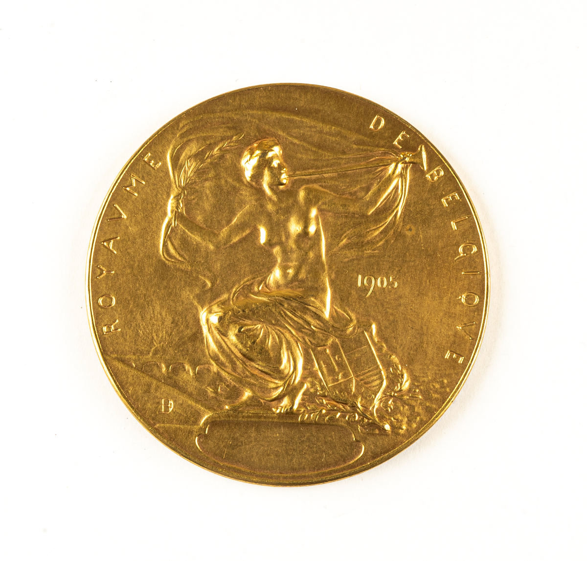 Medaljen från Ahlgrens medaljsamling. En guldmedalj som tilldelades Ahlgrens Tekniska Fabrik i Liège, Belgien, under Världsutställningen 1905. Medaljen förvaras i en original träask som uppvisar märkbara tecken på åldersrelaterat slitage och skador. Lådan är mörkbrun och insidan är klädd med tyg som ursprungligen hade en burgundy färg, men som har bleknat på grund av solljusexponering. Det finns en äldre numrering: 13. Jämför även med nummer 45700.