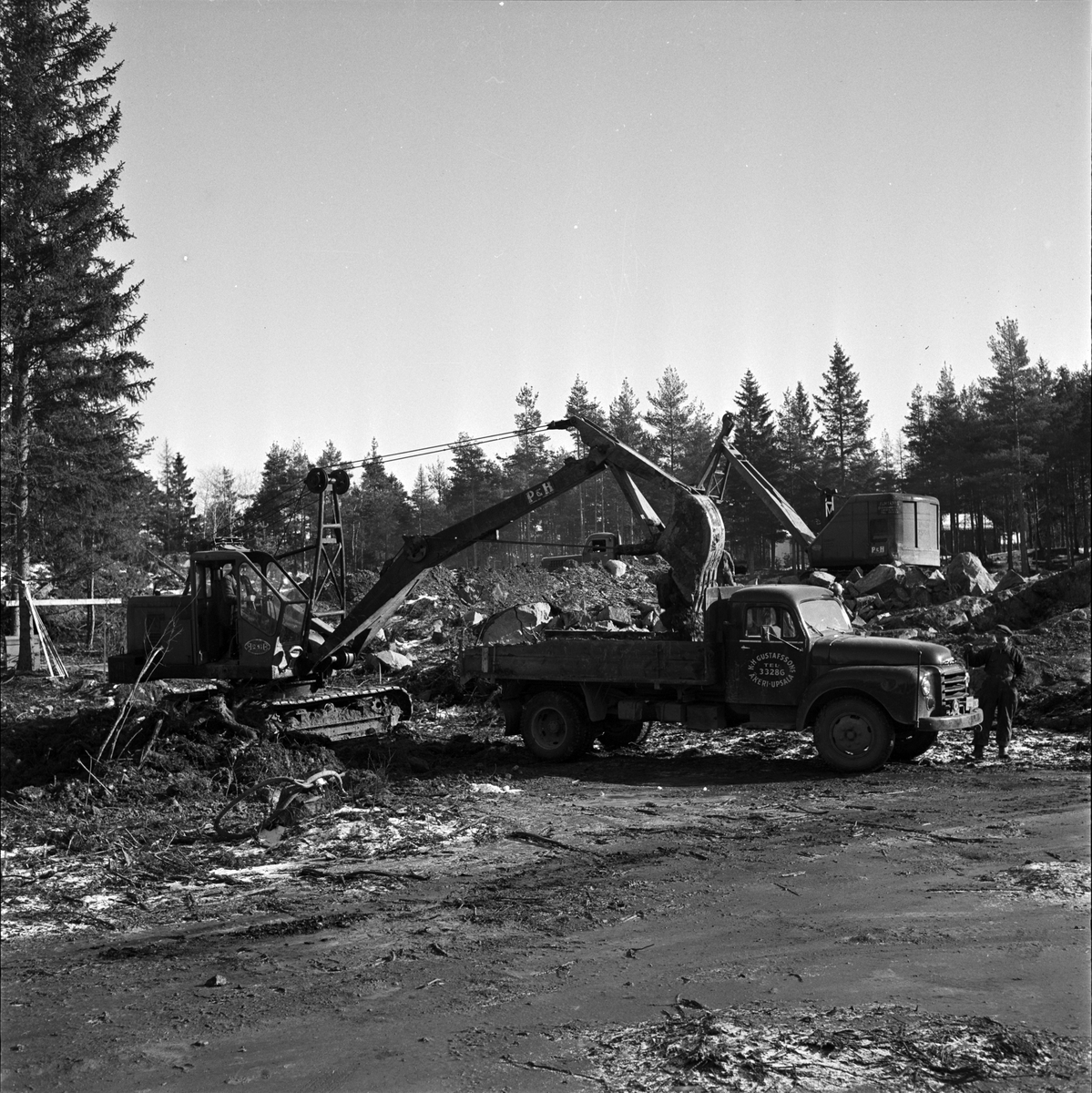 Almlöfs åkeri utför arbete med grävmaskin och lastbil, Uppland 1957
