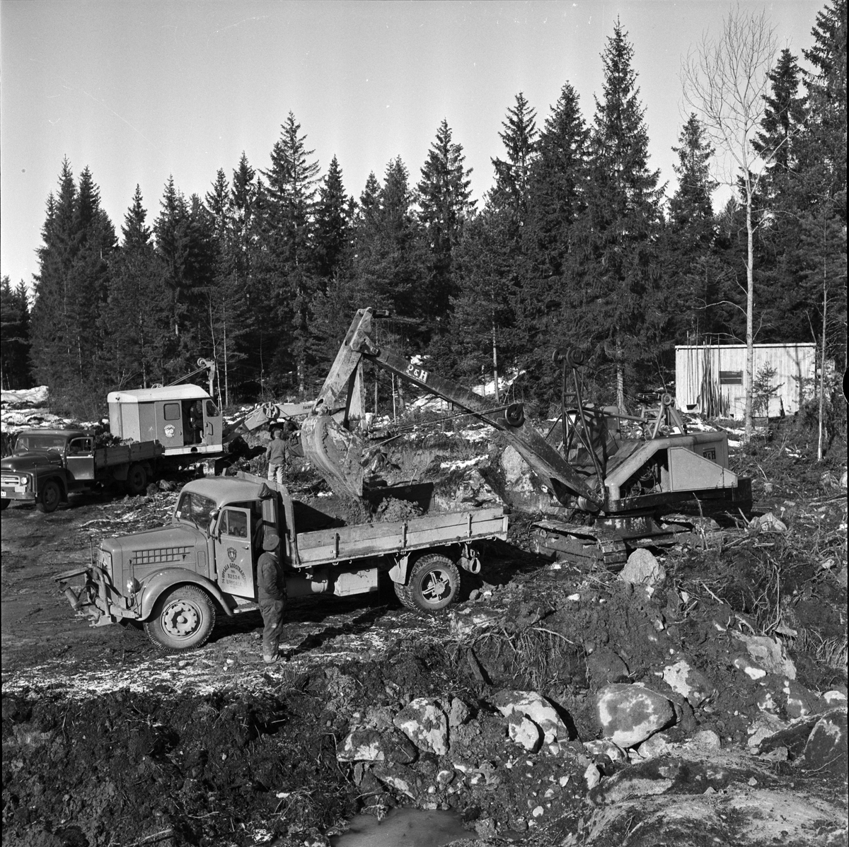 Almlöfs åkeri utför arbete med grävmaskin och lastbil, Uppland 1957