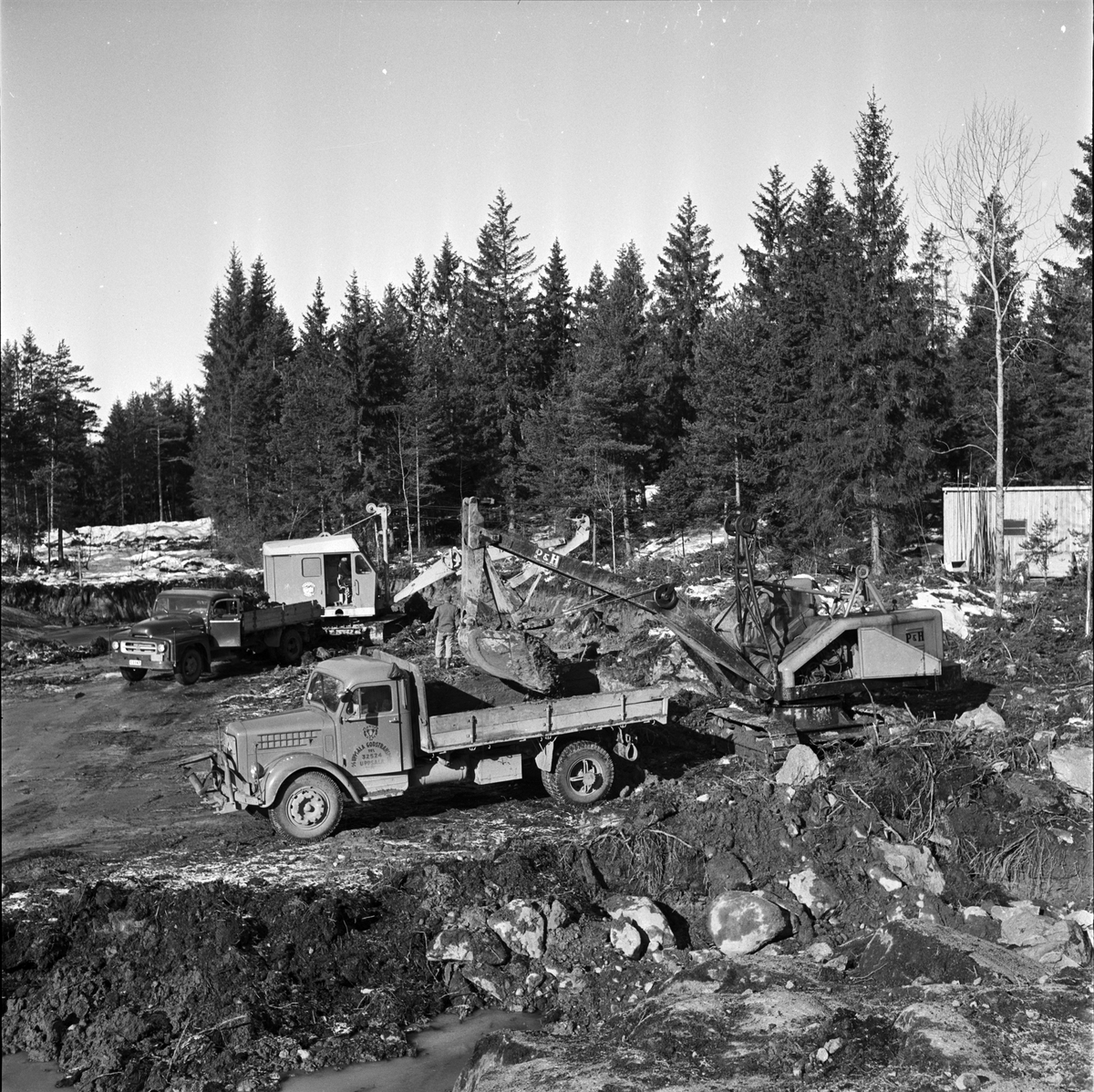 Almlöfs åkeri utför arbete med grävmaskin och lastbil, Uppland 1957