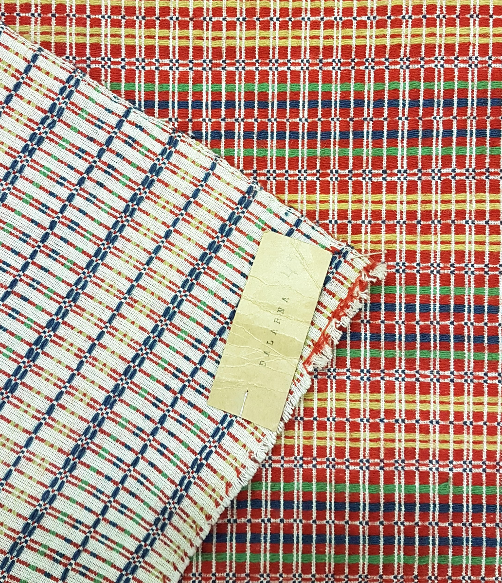Tidigare katalogisering enl uppgift av Elisabeth Thorman:

Vävnad 78 x 76, från Dalarna. Munkabältesvariation.
Vit bomullsvarp. Väften i ullgarn, rosa med något blått, grönt och gult.
Anordnad av Gustaf Anckarcrona /42/

Utställd på Nordiska museet 1957-1958