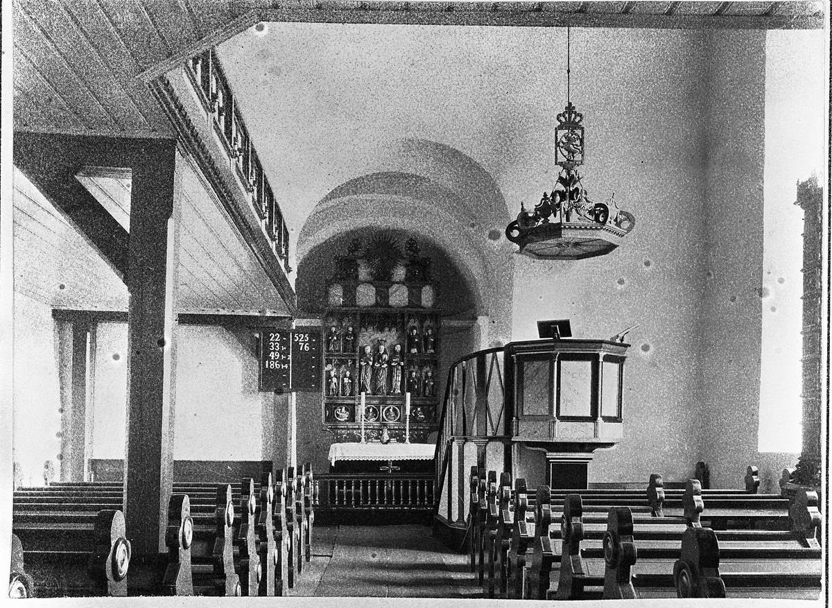 Balke kirke i Østre Toten. Interiør med altertavle.