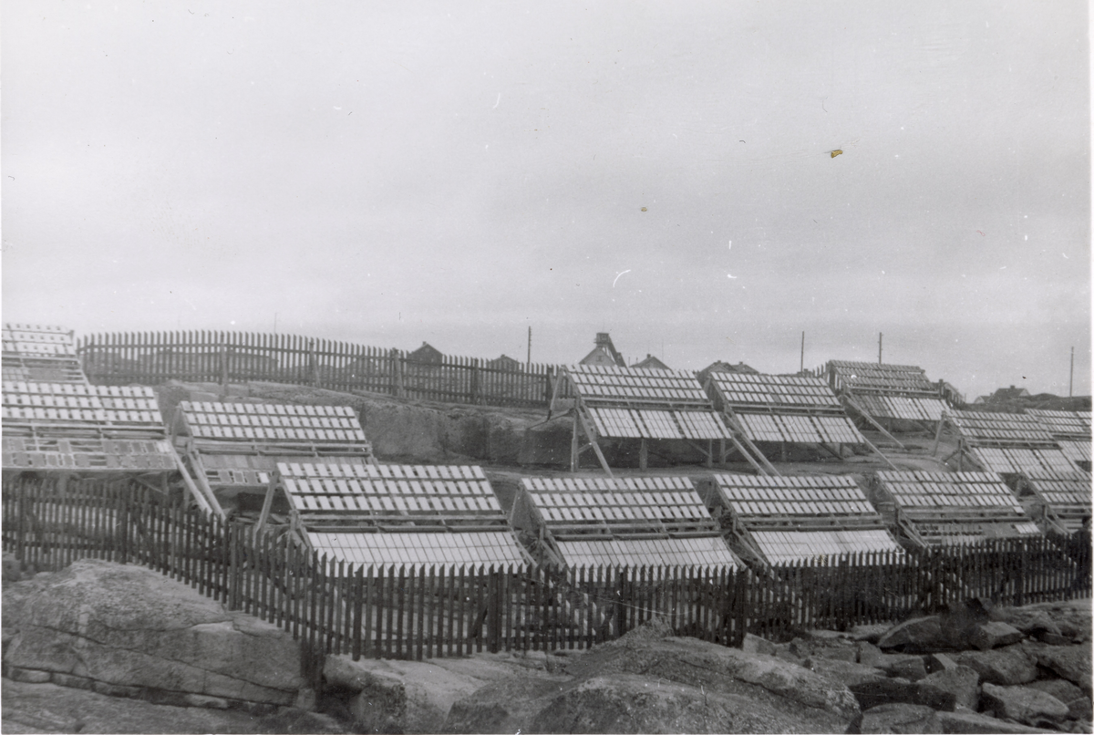 SOABS testanläggning ca 1934-1935. Den var uppsatt på Kleven på Smögen. På Kleven stod de kvar till senare delen av 60-talet. Mästerlotsen Douglas Stranne (1900-1954) 1900-1954,hade hand om den anläggningen. Rivningen ombesörjde sedan av Tolle Tollesson och hans son Håkan Tollesson på Smögen islutet av 1960-talet. Tolle rev och jag bar ner all träbråte från berget till sin eka.Tollesson fick behålla virket om han rev anläggningen. Det räckte både till att bygga en brygga och till ett staket. Det blev rätt många turer med ekan från Kleven till Hasselösund innan allt var bortforslat.
