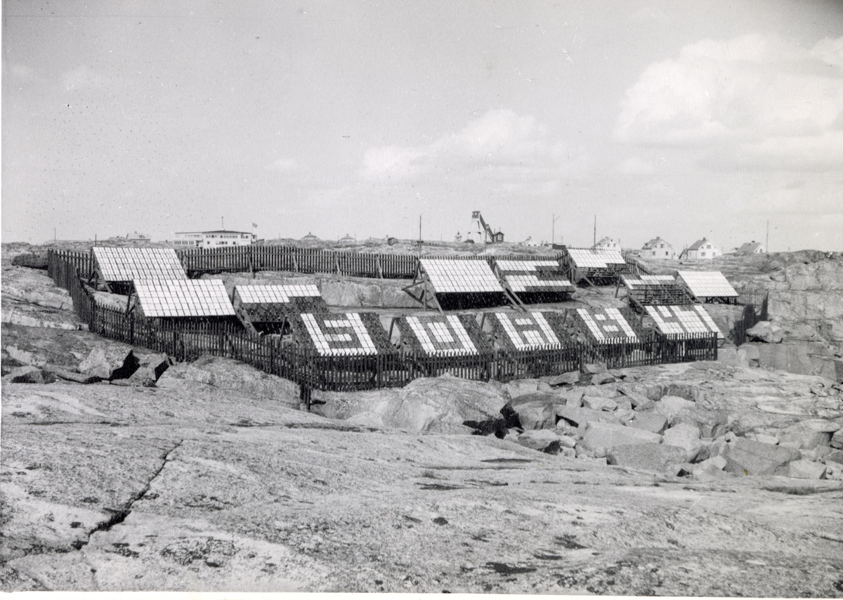 Svenska Oljeaktiebolagets (SOAB) testanläggning efter 1947. Den var uppsatt på Kleven på Smögen. På Kleven stod de kvar till senare delen av 60-talet. Mästerlotsen Douglas Stranne (1900-1954) hade hand om den anläggningen fram till sin bortgång. Rivningen ombesörjde sedan av Tolle Tollesson och hans son Håkan Tollesson på Smögen islutet av 1960-talet. Tolle rev och jag bar ner all träbråte från berget till sin eka.Tollesson fick behålla virket om han rev anläggningen. Det räckte både till att bygga en brygga och till ett staket. Det blev rätt många turer med ekan från Kleven till Hasselösund innan allt var bortforslat.