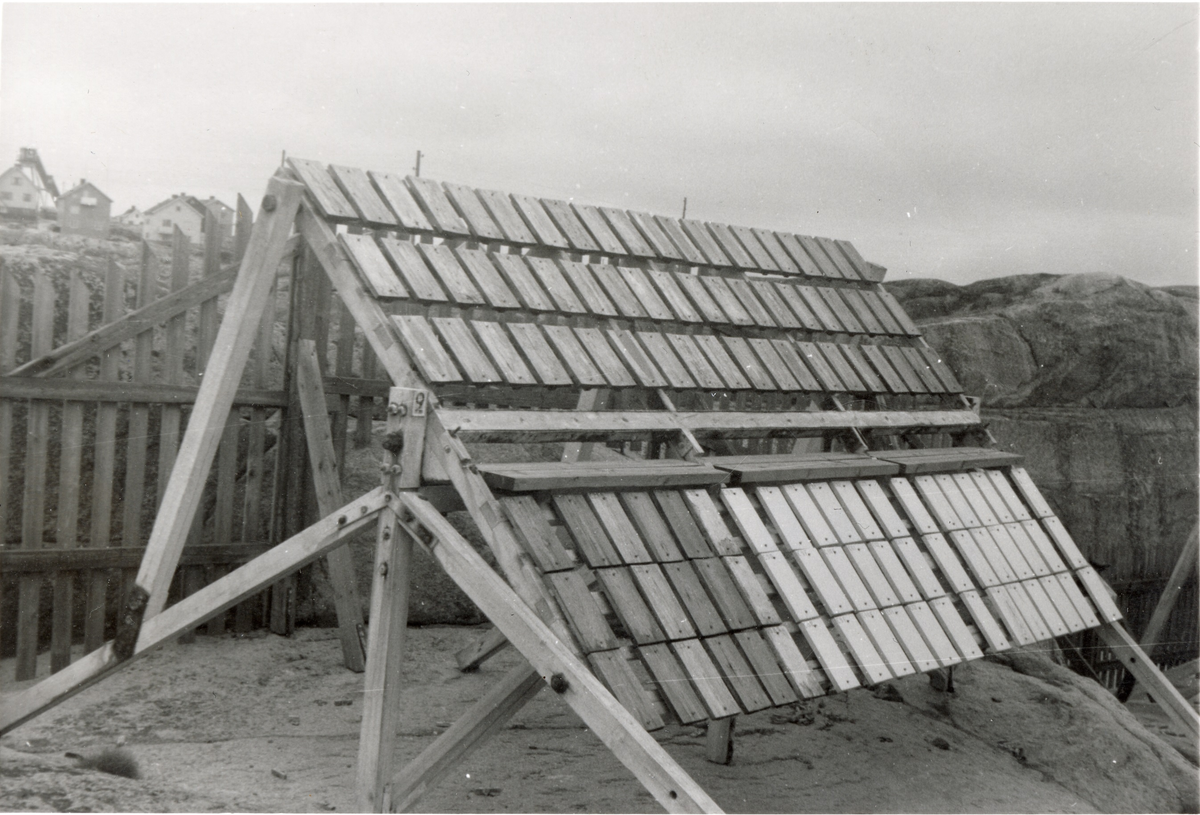 SOABS testanläggning ca 1934-1935. Den var uppsatt på Kleven på Smögen. På Kleven stod de kvar till senare delen av 60-talet. Mästerlotsen Douglas Stranne (1900-1954) 1900-1954,hade hand om den anläggningen. Rivningen ombesörjde sedan av Tolle Tollesson och hans son Håkan Tollesson på Smögen islutet av 1960-talet. Tolle rev och jag bar ner all träbråte från berget till sin eka.Tollesson fick behålla virket om han rev anläggningen. Det räckte både till att bygga en brygga och till ett staket. Det blev rätt många turer med ekan från Kleven till Hasselösund innan allt var bortforslat.