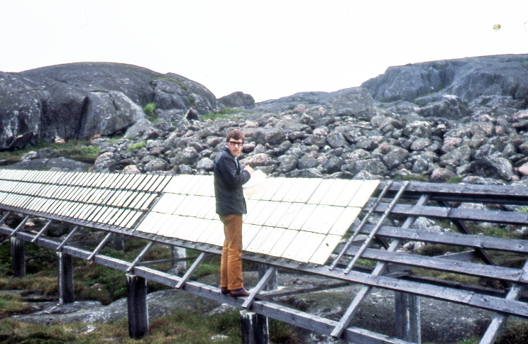 Svenska Oljeaktiebolagets (SOAB) testanläggning ute i Hönö Röd i anslutning till Ersdalen år 1972. Personerna på bilden är Bertil Skoglund (1928-) som var anställd av företaget och som var en av dem som ansvarade för arbetet med anläggningen.