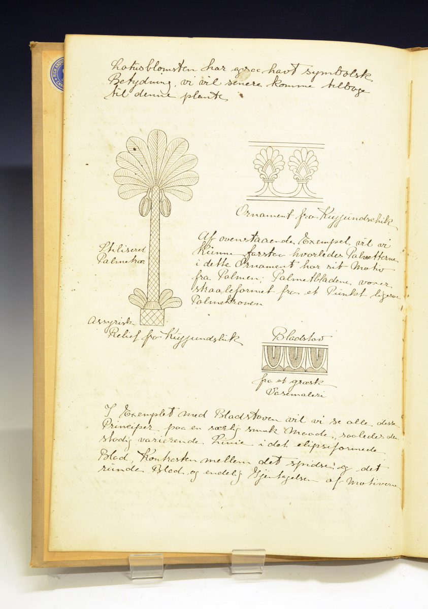 Bok med Ragnvald Kittilsens forelesningsnotater og skisser fra foredragsrekke  om elementær ornamentikk av Aasmund Stray, Kristiania 1909. 58 sider.
