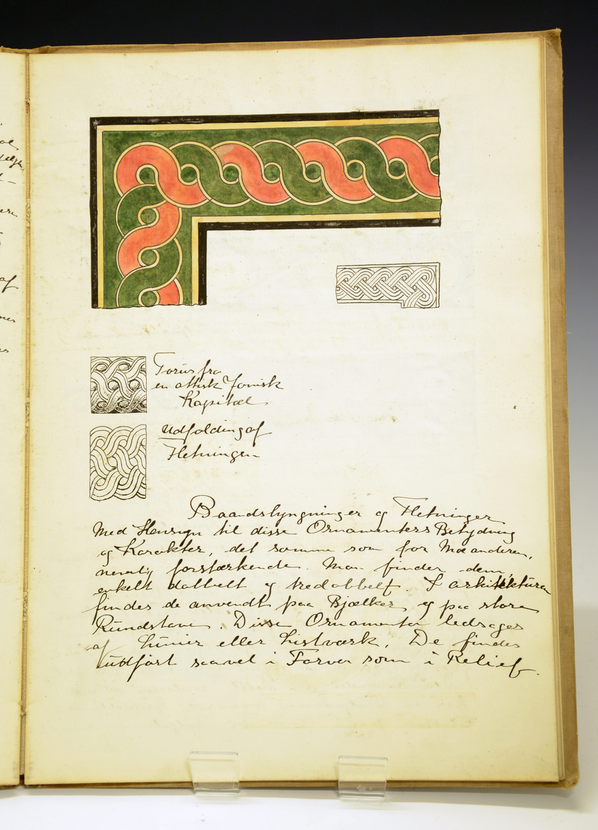 Bok med Ragnvald Kittilsens forelesningsnotater og skisser fra foredragsrekke  om elementær ornamentikk av Aasmund Stray, Kristiania 1909. 58 sider.