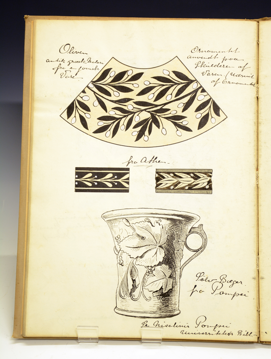 Bok med Ragnvald Kittilsens forelesningsnotater og skisser fra foredragsrekke  om elementær ornamentikk av Aasmund Stray, Kristiania 1909. 58 sider.