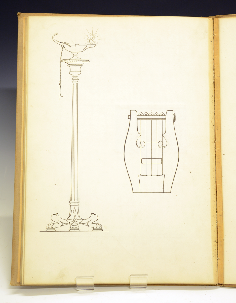 Bok med Ragnvald Kittilsens forelesningsnotater og skisser fra foredragsrekke  om elementær ornamentikk av Aasmund Stray, Kristiania 1909. 58 sider.
