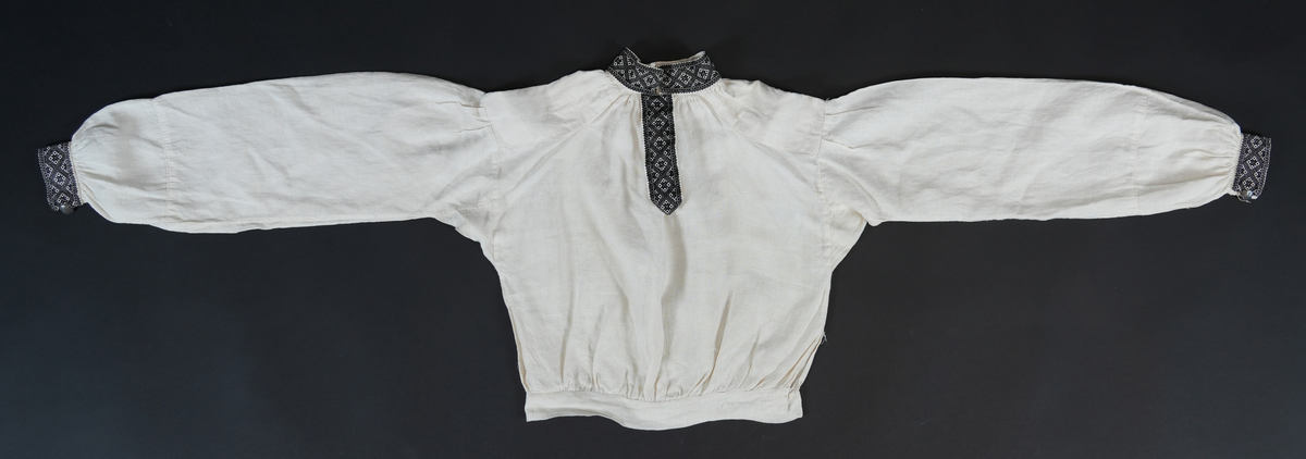 8-bladroser i skråstilte ruter.