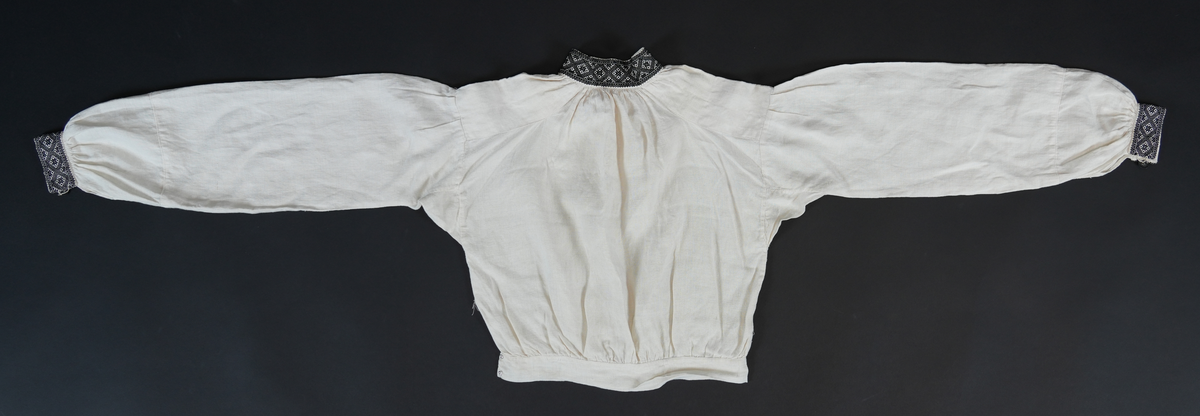 8-bladroser i skråstilte ruter.