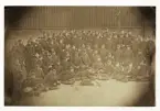 Ett kompani, trol. från Kungl. Kronobergs regemente, har ställt upp sig för fotografen någon gång
på 1870-talet. Några av mannarna har tagit fram sin matsäck.