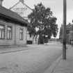 Falun, Åsgatan mot järnvägsstationen. Johanssonska huset t.v. Nära södra station. T.h. Hams Johanssonska huset.