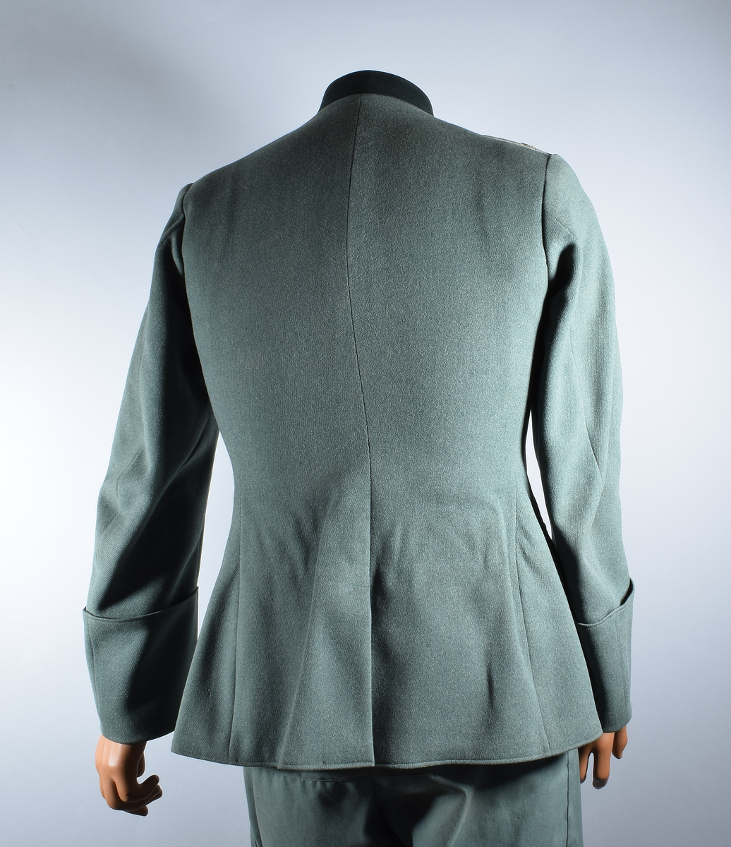 Offiseruniform for den tyske hær, infanteri. Består av uniformsjakke i grønn fin ull og innvendig silkefor med tilhørende hatt (buksen er ikke original). Den tyske riksørnen med hakekors er sydd på høyre bryst.