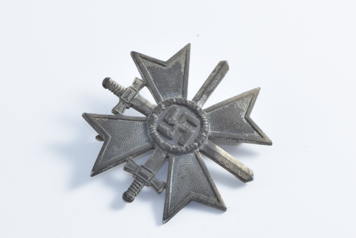 Offiseruniform for den tyske hær, infanteri. Består av uniformsjakke i grønn fin ull og innvendig silkefor med tilhørende hatt (buksen er ikke original). Den tyske riksørnen med hakekors er sydd på høyre bryst.