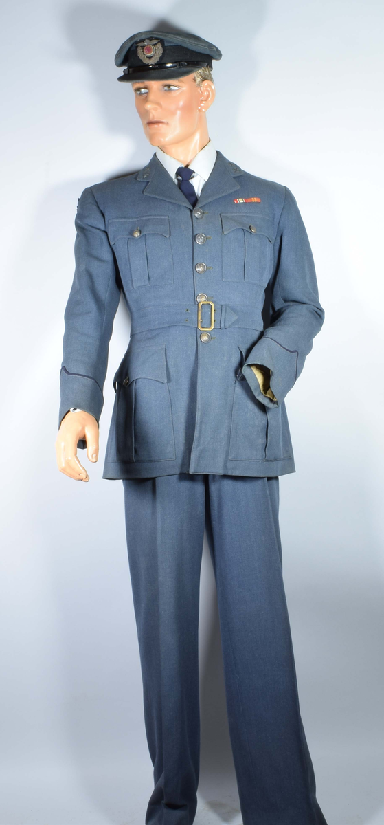 Britisk RAF flygeruniform med norske distinksjoner som har tilhørt en norsk løytnant. Settet består av jakke, bukse, skjorte, slips og lue. Jakken har knapper preget med det norske våpenskjold og et norsk flagg på høyre arm.