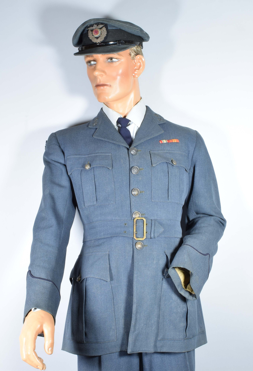 Britisk RAF flygeruniform med norske distinksjoner som har tilhørt en norsk løytnant. Settet består av jakke, bukse, skjorte, slips og lue. Jakken har knapper preget med det norske våpenskjold og et norsk flagg på høyre arm.