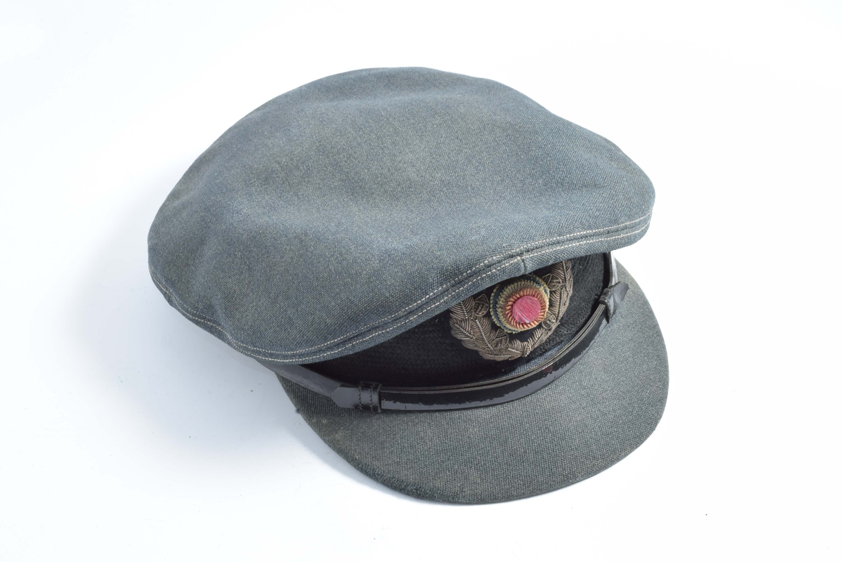 Britisk RAF flygeruniform med norske distinksjoner som har tilhørt en norsk løytnant. Settet består av jakke, bukse, skjorte, slips og lue. Jakken har knapper preget med det norske våpenskjold og et norsk flagg på høyre arm.