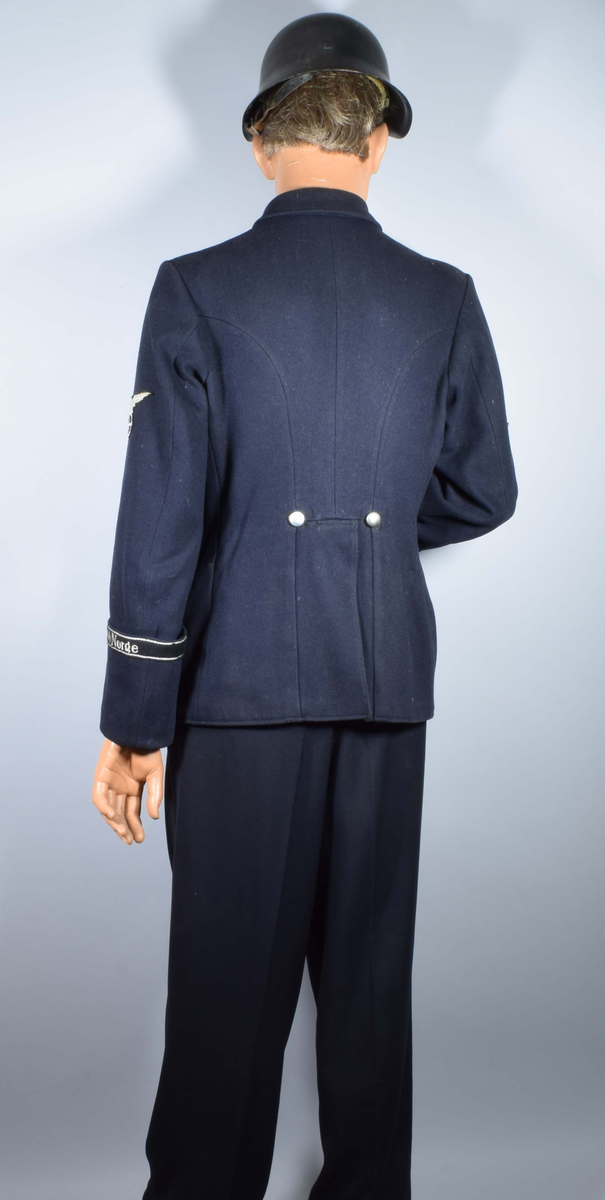 Germanske SS Norge uniform. Sort jakke med SS-merke, armbånd og den tyske ørn. Buksen er ikke original.