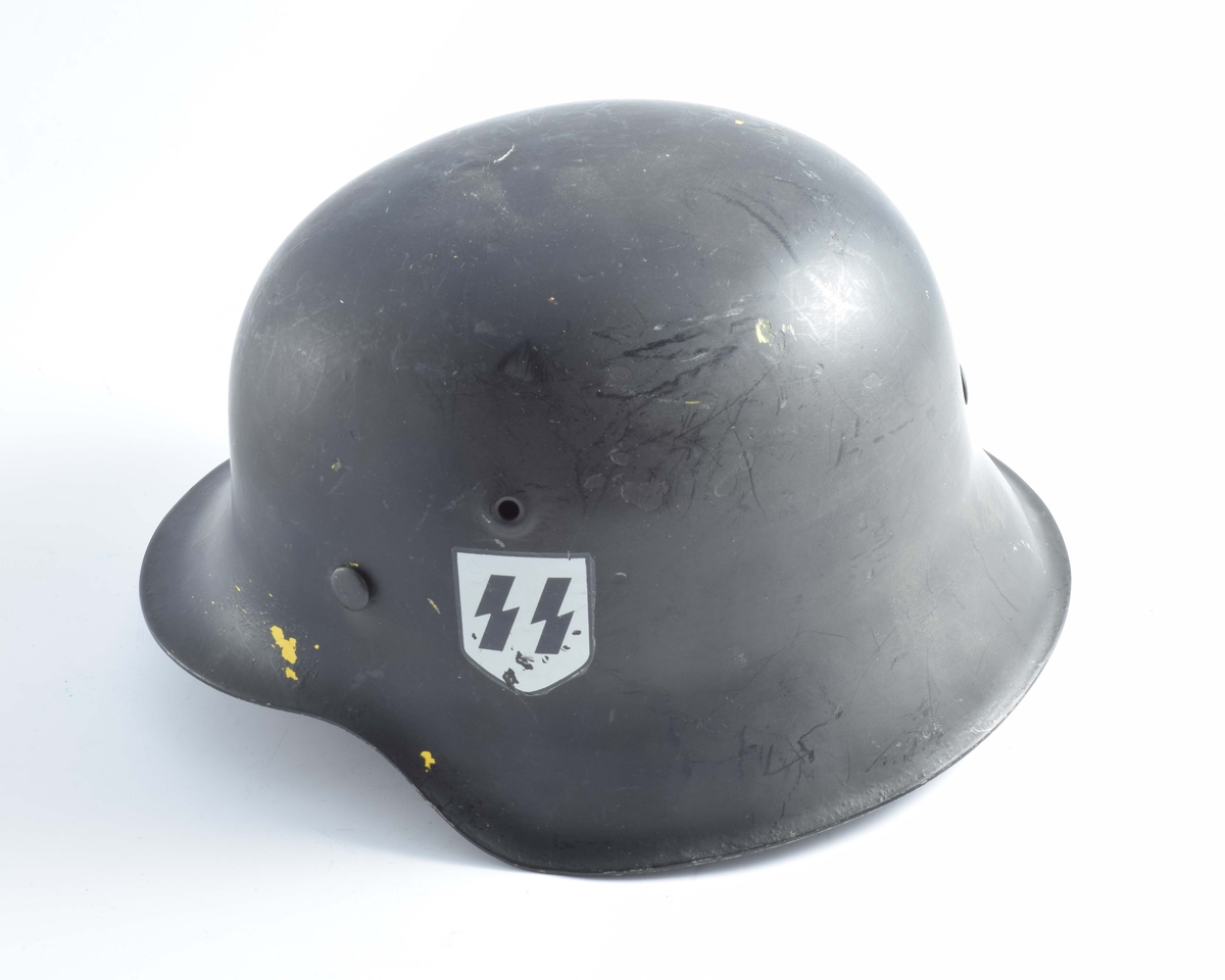 Germanske SS Norge uniform. Sort jakke med SS-merke, armbånd og den tyske ørn. Buksen er ikke original.