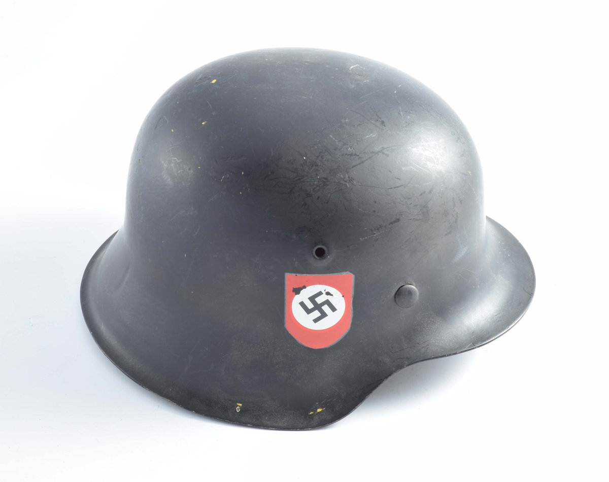 Germanske SS Norge uniform. Sort jakke med SS-merke, armbånd og den tyske ørn. Buksen er ikke original.