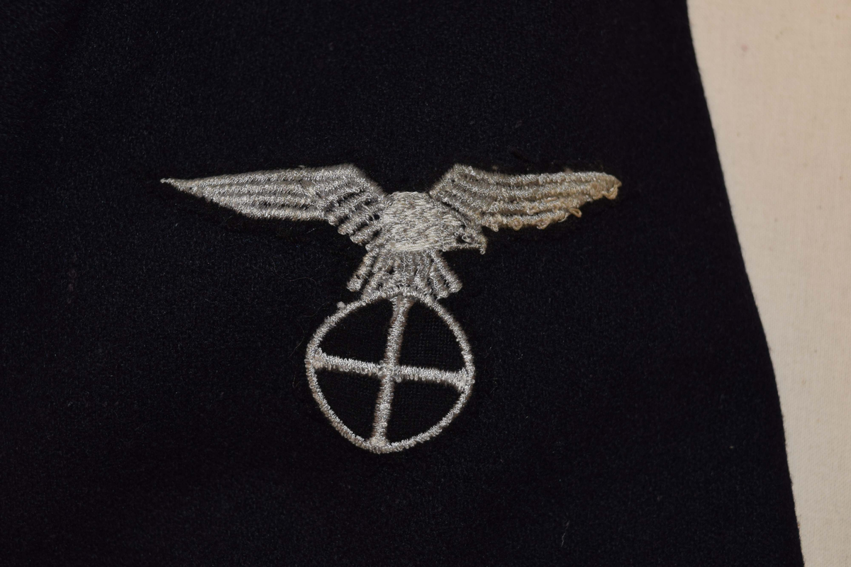Germanske SS Norge uniform. Sort jakke med SS-merke, armbånd og den tyske ørn. Buksen er ikke original.