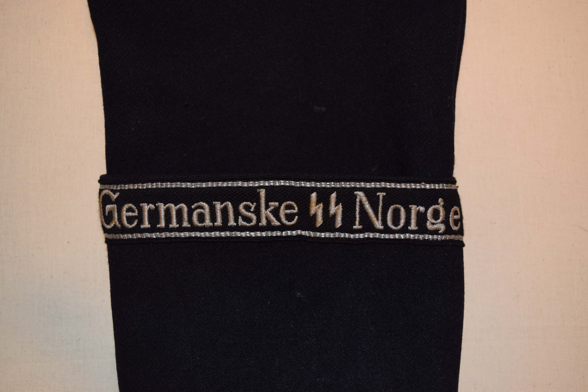 Germanske SS Norge uniform. Sort jakke med SS-merke, armbånd og den tyske ørn. Buksen er ikke original.