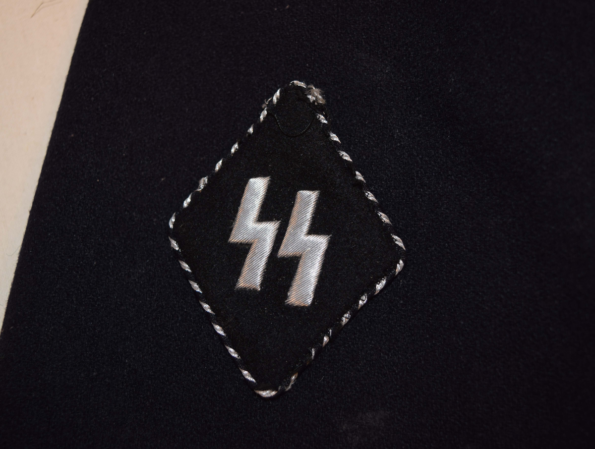 Germanske SS Norge uniform. Sort jakke med SS-merke, armbånd og den tyske ørn. Buksen er ikke original.