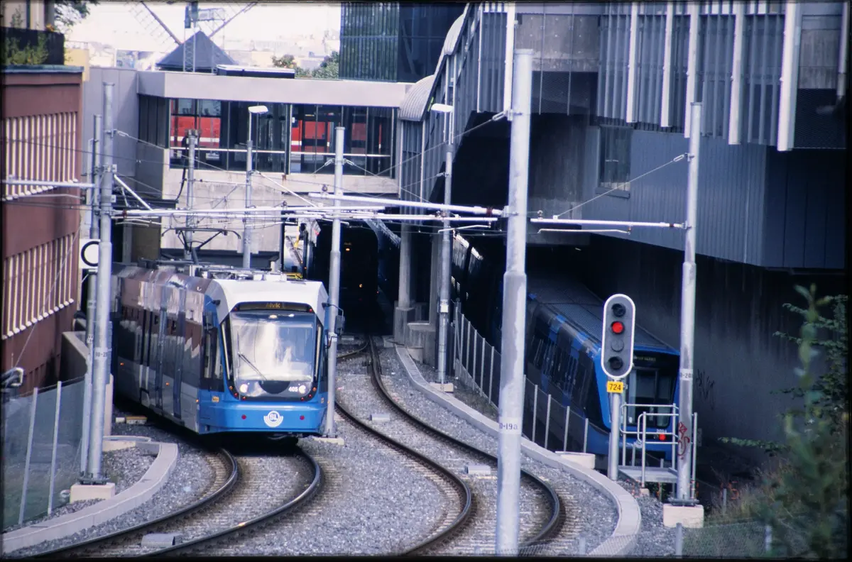 Tunnelbanetåg C20 och tvärbanan A32 vid Gullmarsplan