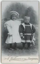 Porträtt på Nils och Greta Söderberg. ( Nils Söderberg, flyg