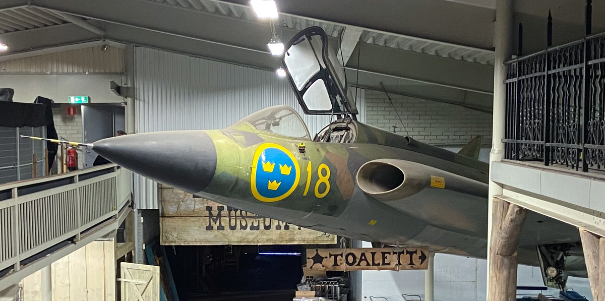 Jaktflygplan, J 35B
Saab 35 Draken

Märkning: På framkroppen kronmärke och flottiljnummer 18; på fenan kodsiffra 20.