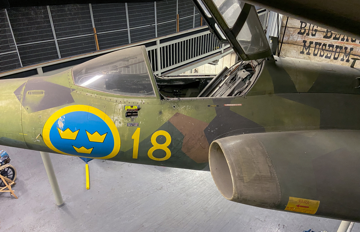 Jaktflygplan, J 35B
Saab 35 Draken

Märkning: På framkroppen kronmärke och flottiljnummer 18; på fenan kodsiffra 20.