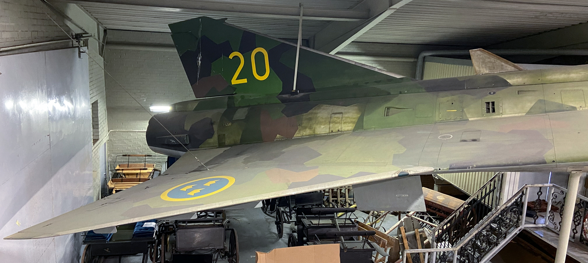Jaktflygplan, J 35B
Saab 35 Draken

Märkning: På framkroppen kronmärke och flottiljnummer 18; på fenan kodsiffra 20.