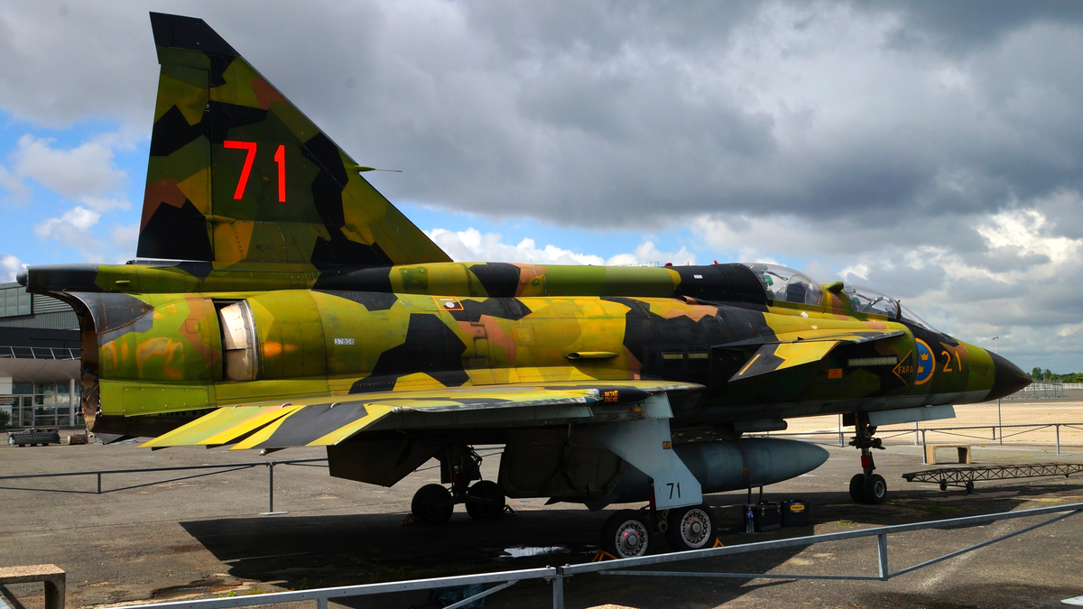 Skolflygplan, Sk 37E
Saab 37 Viggen.

Märkning: På framkroppen kronmärke och flottiljnummer 21 och på fenan kodsiffra 71.