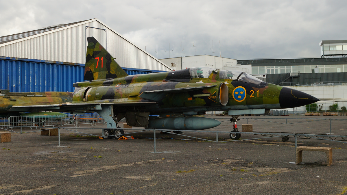Skolflygplan, Sk 37E
Saab 37 Viggen.

Märkning: På framkroppen kronmärke och flottiljnummer 21 och på fenan kodsiffra 71.
