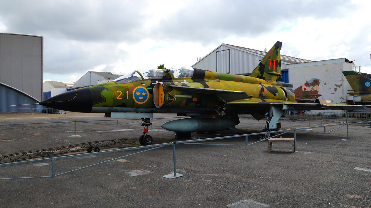 Skolflygplan, Sk 37E
Saab 37 Viggen.

Märkning: På framkroppen kronmärke och flottiljnummer 21 och på fenan kodsiffra 71.