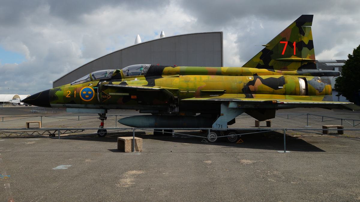 Skolflygplan, Sk 37E
Saab 37 Viggen.

Märkning: På framkroppen kronmärke och flottiljnummer 21 och på fenan kodsiffra 71.