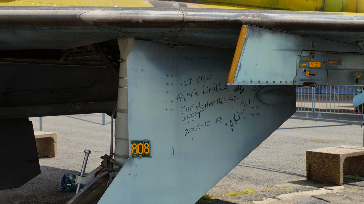 Skolflygplan, Sk 37E
Saab 37 Viggen.

Märkning: På framkroppen kronmärke och flottiljnummer 21 och på fenan kodsiffra 71.